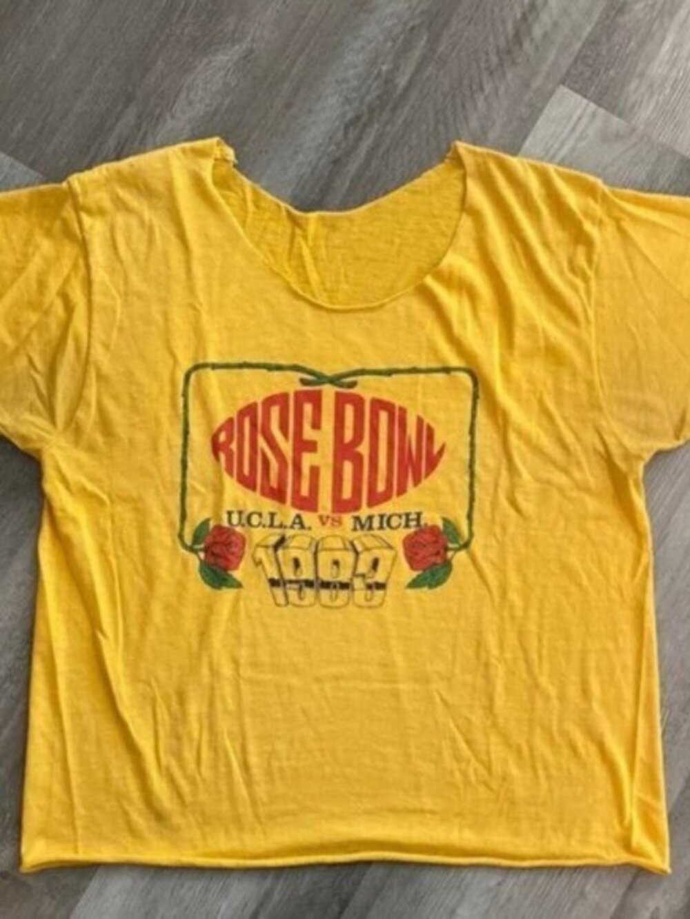 VTG 1983 Rose Bowl T Shirt UCLA vs MICHIGAN CFB Yellow Raw Hem Womens Medium